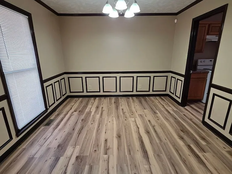 513 Roundtree Dr — Photo 3