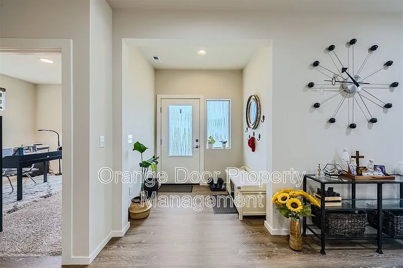 4 bed, 2.5 bath, 2500 sqft, $3,500 — Photo 4