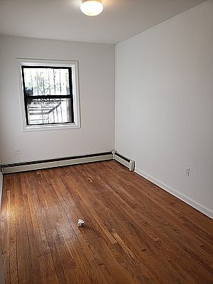 4th image of 704A Willoughby Ave #1F
