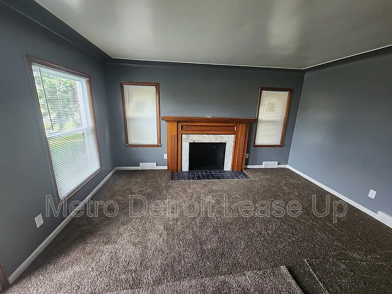 19419 Westphalia St — Photo 3