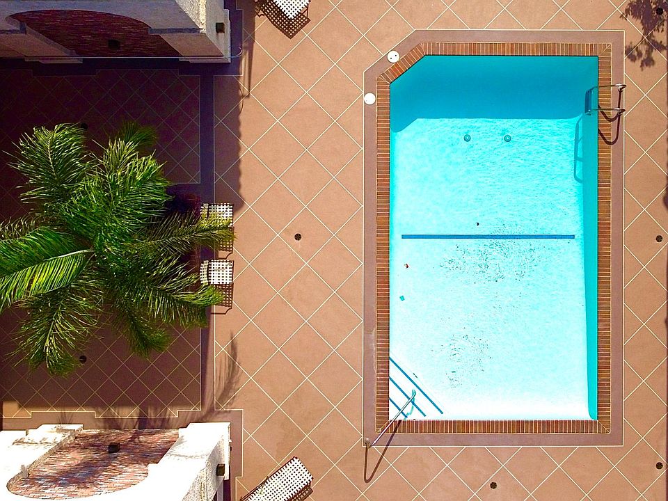 Pool & Courtyard