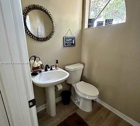 3rd image of 2099 Camelot Blvd