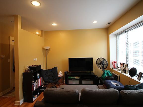 3rd image of 2245 W Barry Ave Unit 4