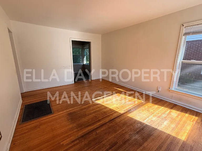 2610 E Grail St — Photo 2