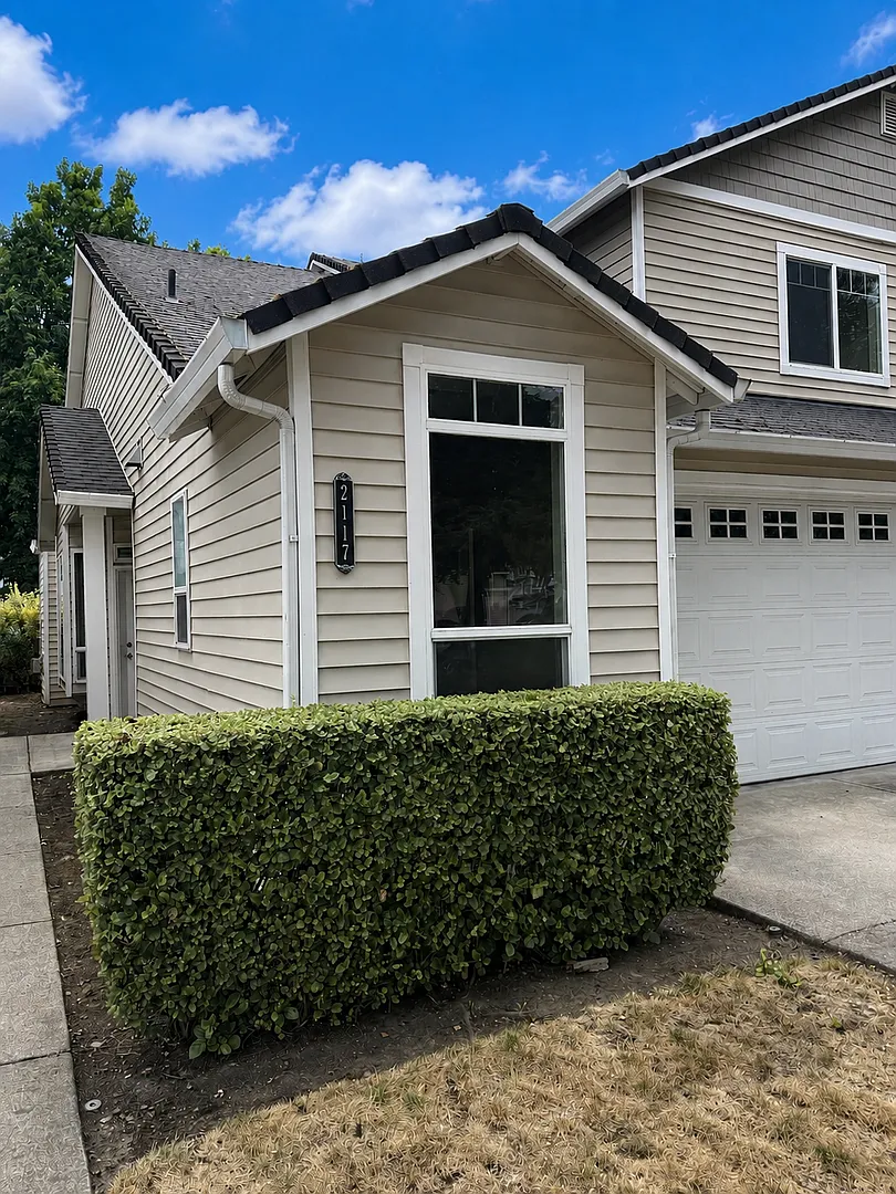 Spacious 3-Bedroom Vancouver Home with New Carpet & 2-Car Garage — Photo 2
