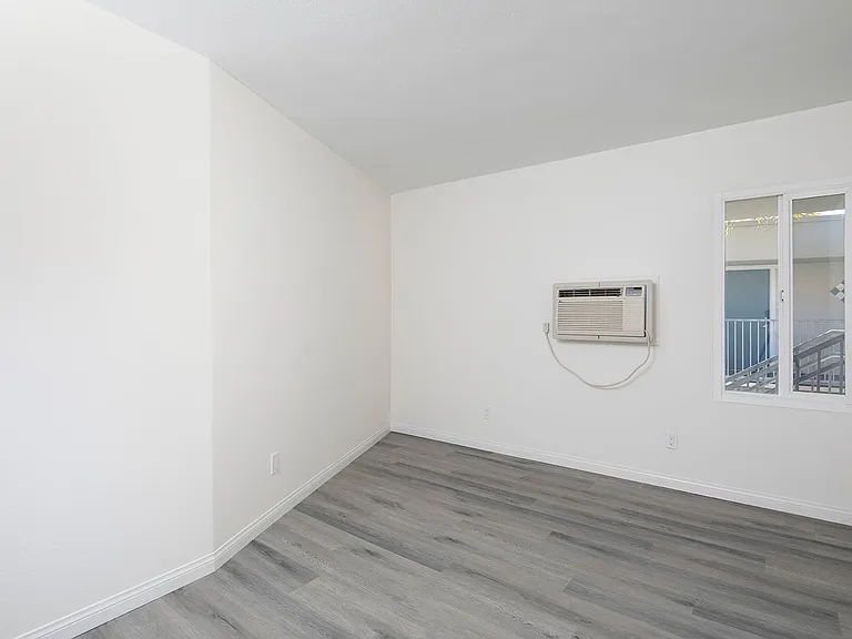 Aztec Pacific Apartments — Photo 82