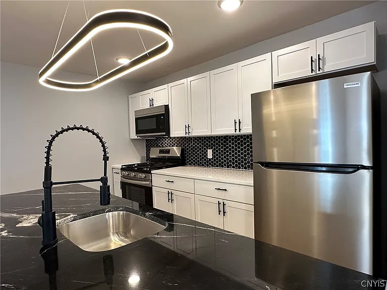 408 E Laurel St — Photo 9