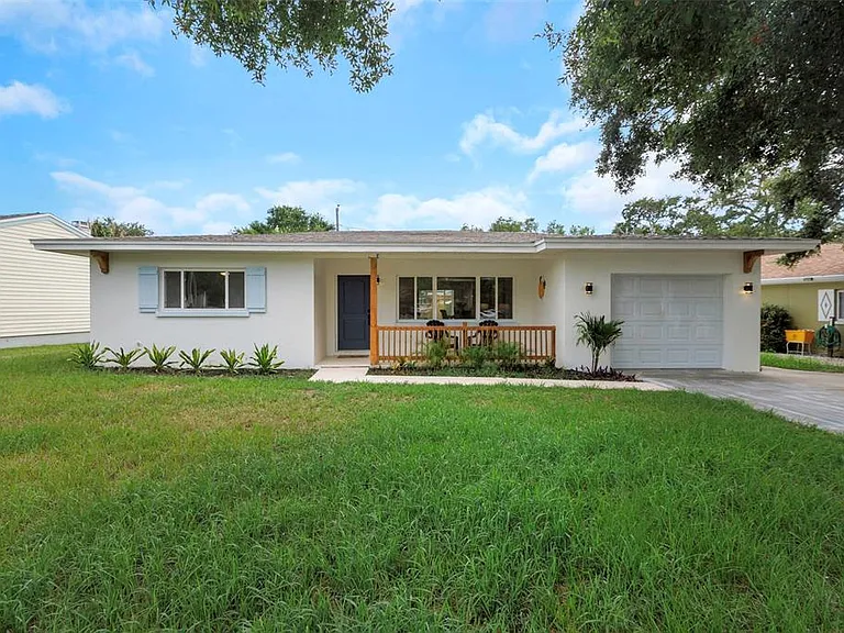 245 Grove Cir N — Photo 2
