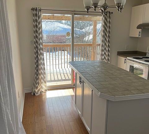 3rd image of 41 Canary Reed Ct