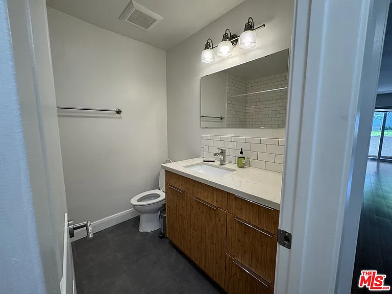 1601 Veteran Ave #101 — Photo 24