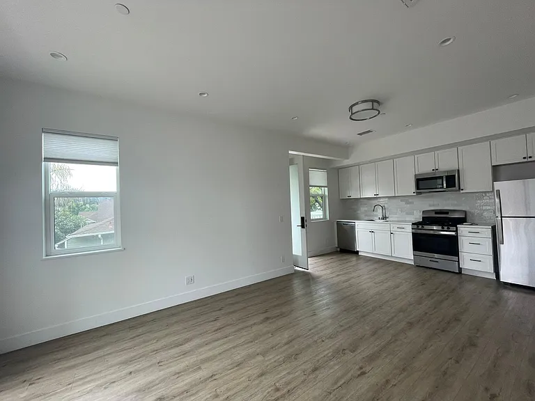 325 W Anapamu St #D — Photo 9