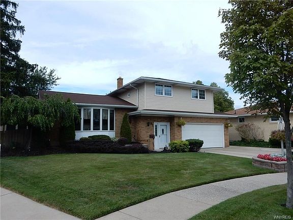 2nd image of 27 Marilyn Ct