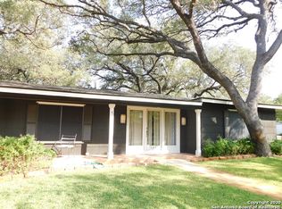 504 Mockingbird Ln, Devine, TX 78016
