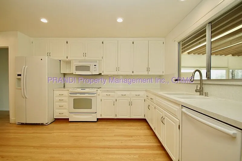 3 bed, 2.0 bath, 1618 sqft, $4,495 — Photo 4