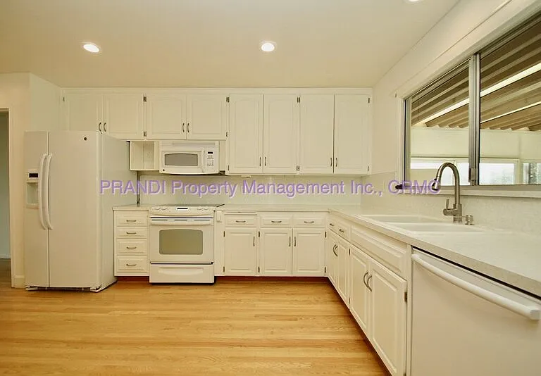 1407 Donna St — Photo 4