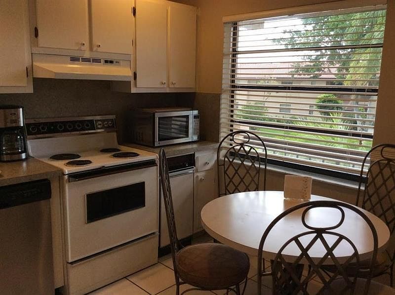 2nd image of 9282 Vista Del Lago #H