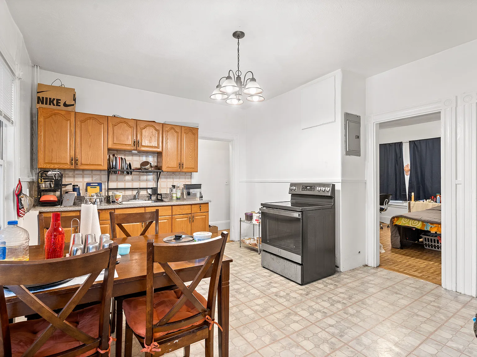 4 bed, 9999 sqft, $3,800 — Photo 3