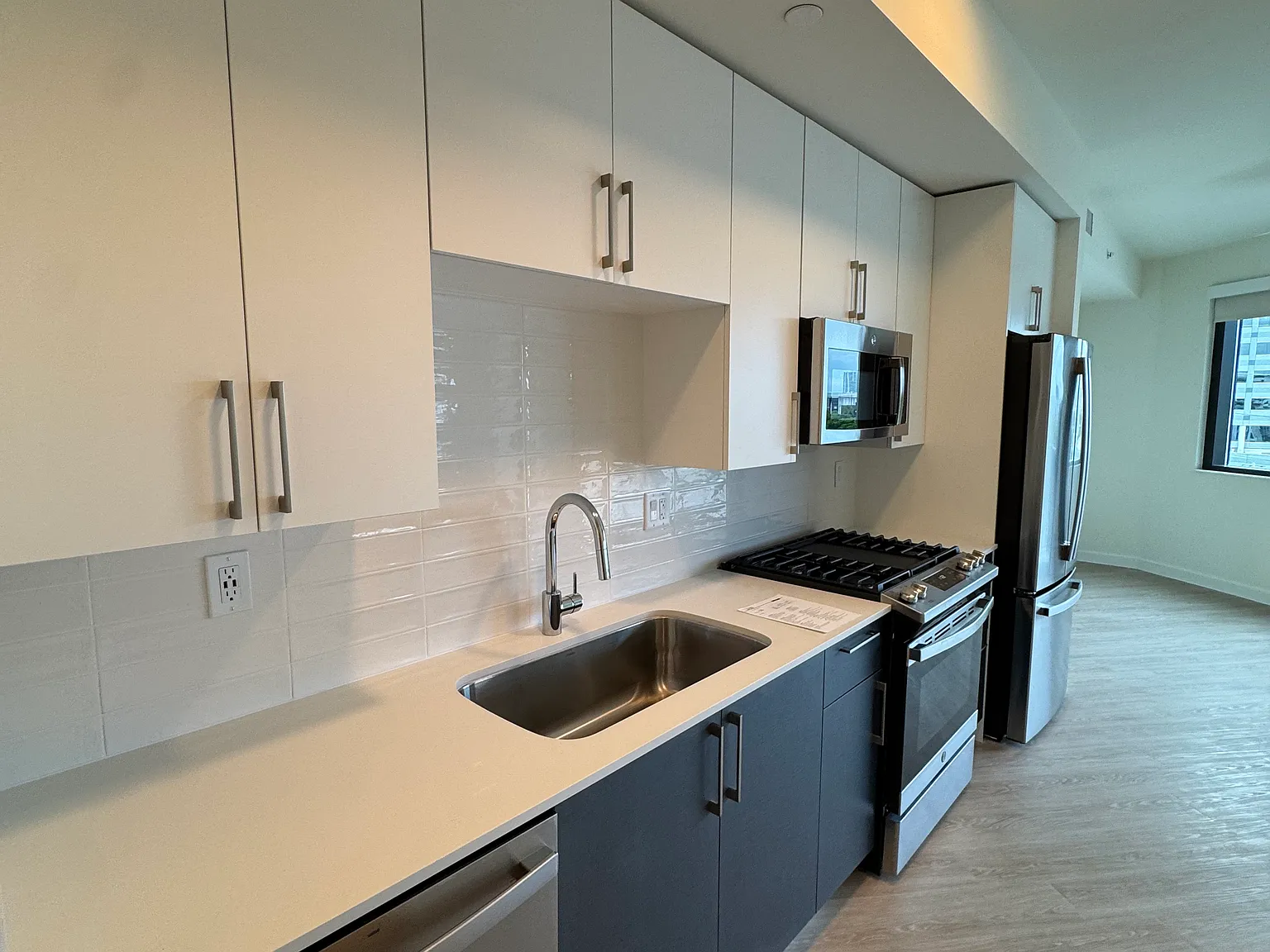 Studio, 597 sqft, $1,875 — Photo 2