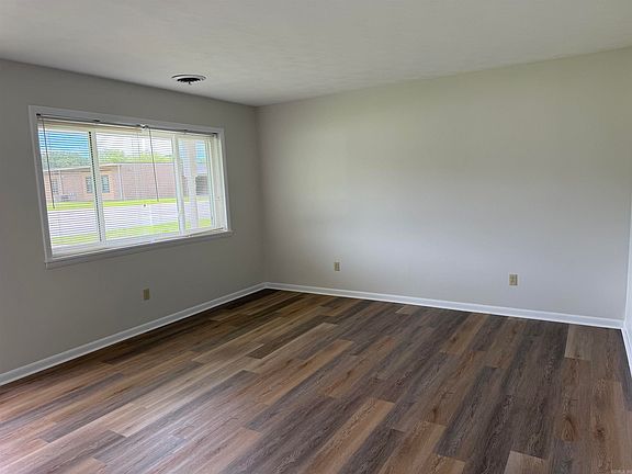 3rd image of 146 Cloverdale Blvd