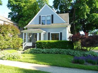 217 McKinley Ave, Libertyville, IL 60048