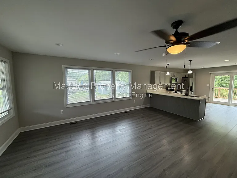77 Lakeview Dr — Photo 3
