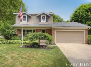 1924 Ridgemoor Dr SE, Grand Rapids, MI 49506