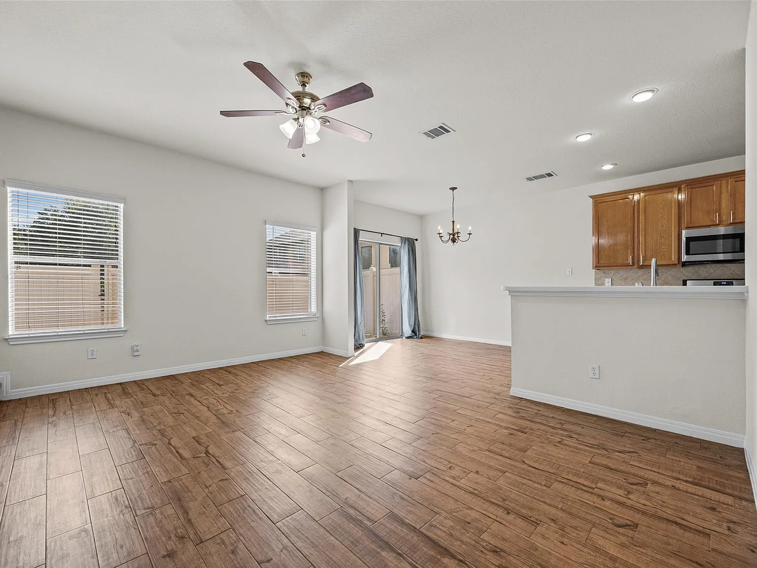 3 bed, 2.5 bath, 1821 sqft, $2,000 — Photo 2