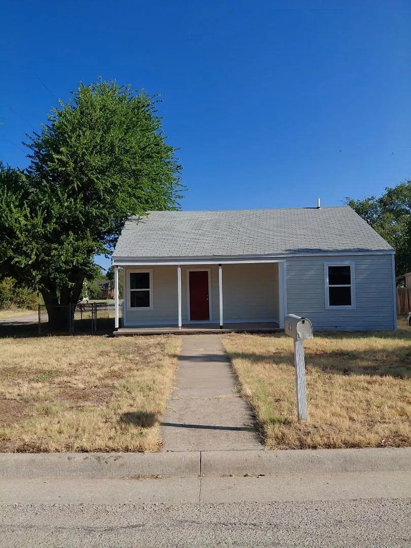 3/1 Located Near Downtown Eating & Shopping With Large Fenced Yard — Photo 1