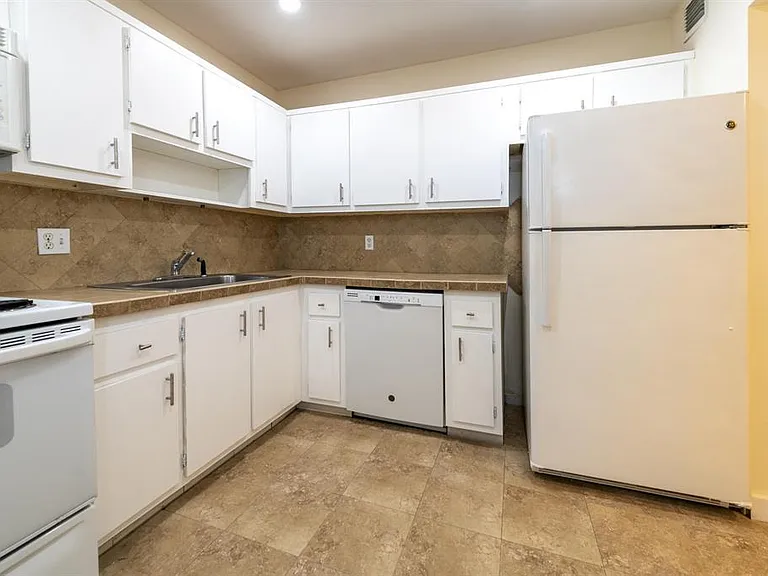 6061 N Falls Circle Dr #402 — Photo 9