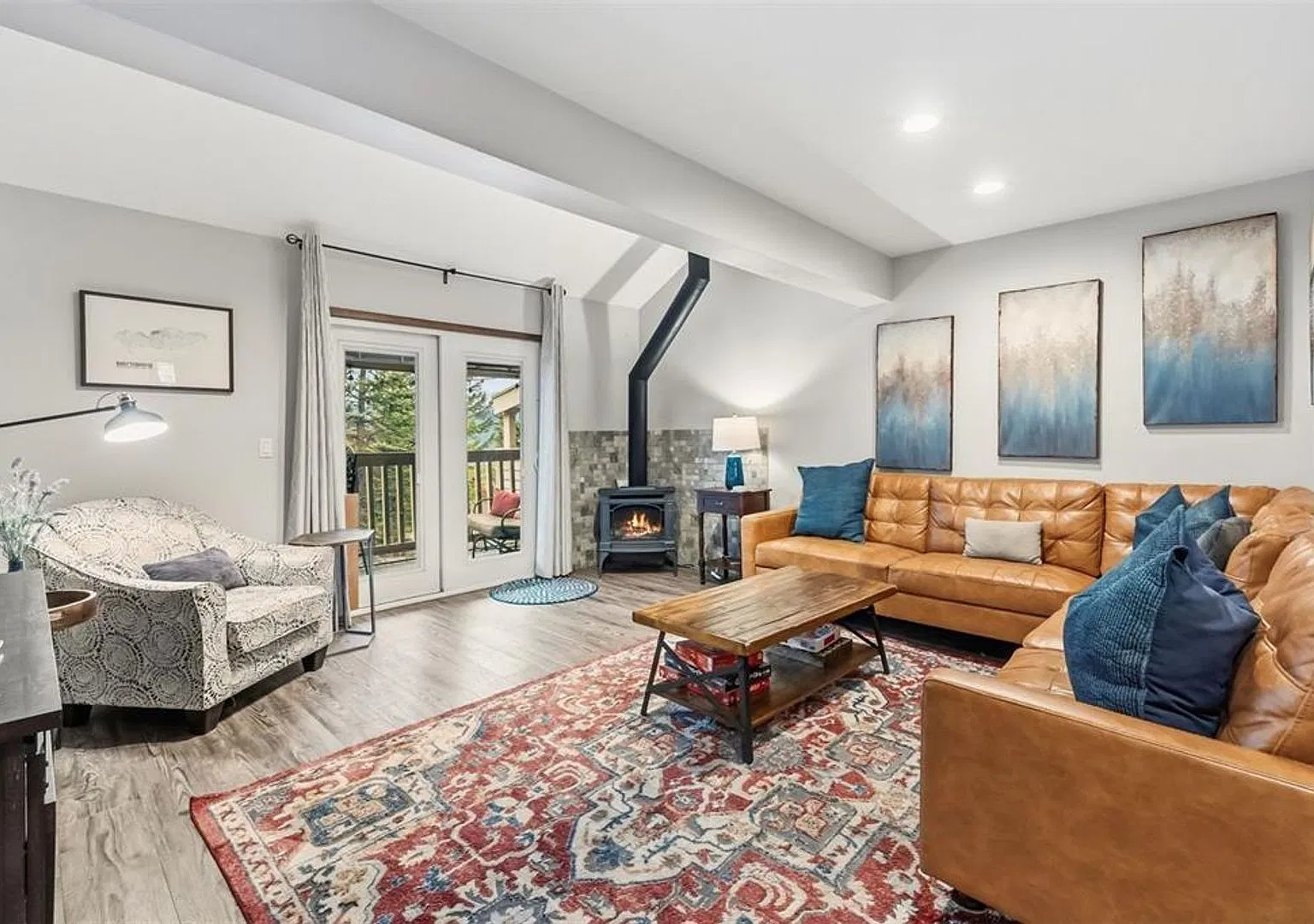 Updated townhome on Bus Route! Furnished! Year lease! — Photo 1
