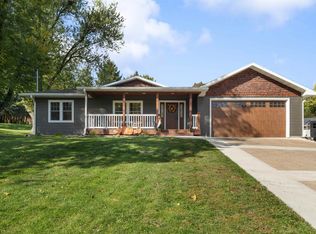 2851 W 32nd St, Dubuque, IA 52001