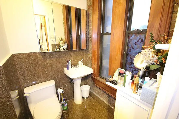 Rented by Dynamik Realty | media 16