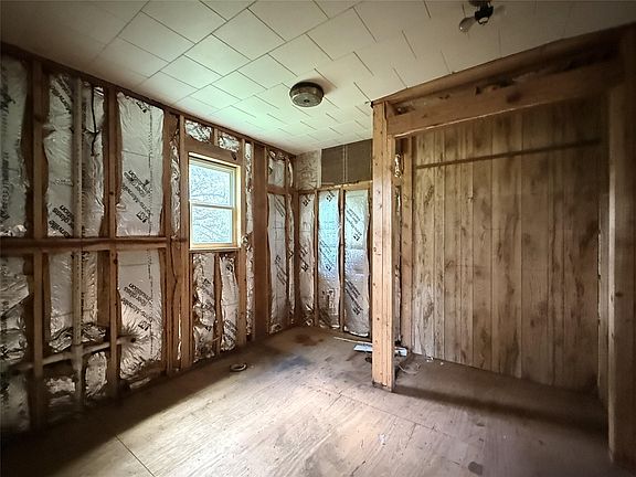4th image of 909 Moss Ln