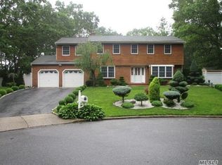 3 Nottingham Ct, Ridge, NY 11961