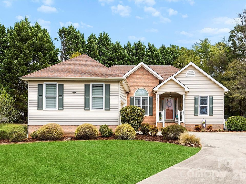 1st image of 909 Blackburn Ct