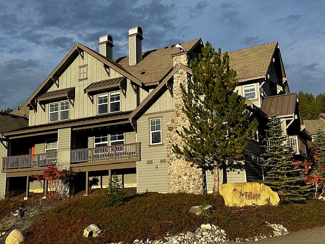 Great community at Roslyn Ridge with nicely maintained buildings and property.