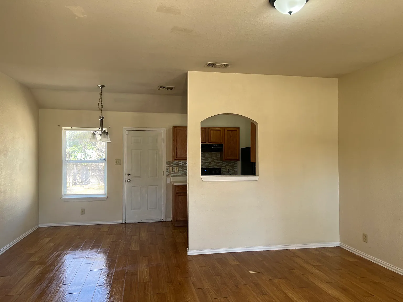 3 bed, 1100 sqft, $1,600 — Photo 2