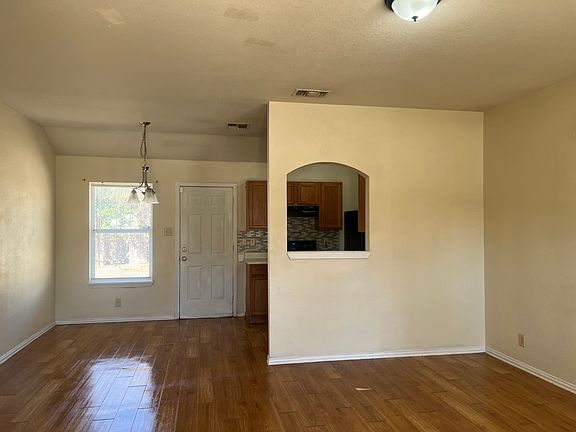 2nd image of 5423 Ivanhoe St