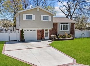 323 W 20th St, Deer Park, NY 11729