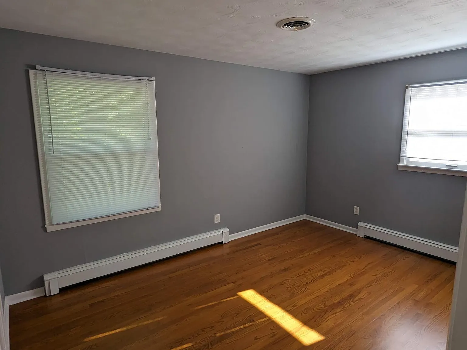 5 bed, 2605 sqft, $3,300 — Photo 2