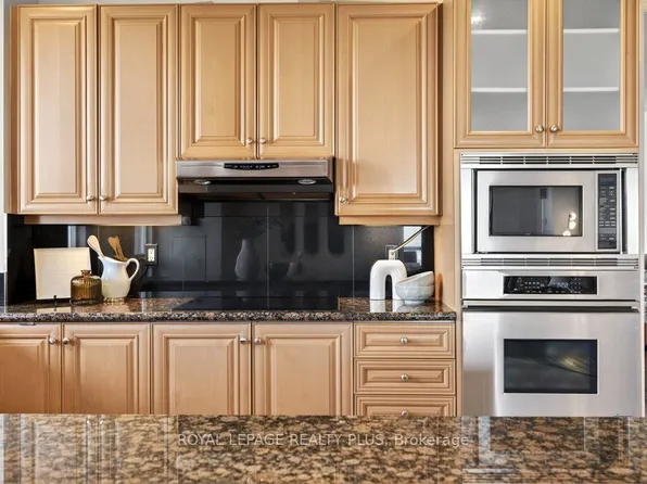 35 Kingsbridge Garden Cir #Tph4, Mississauga, ON L5R 3Z5