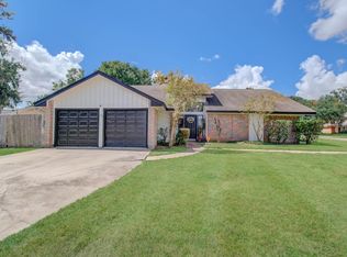 338 Banyan Dr, Lake Jackson, TX 77566