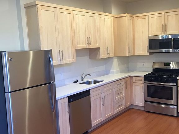 4th image of 140 Steiner St APT 2