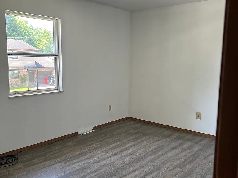 1022 Village Ln — Photo 8