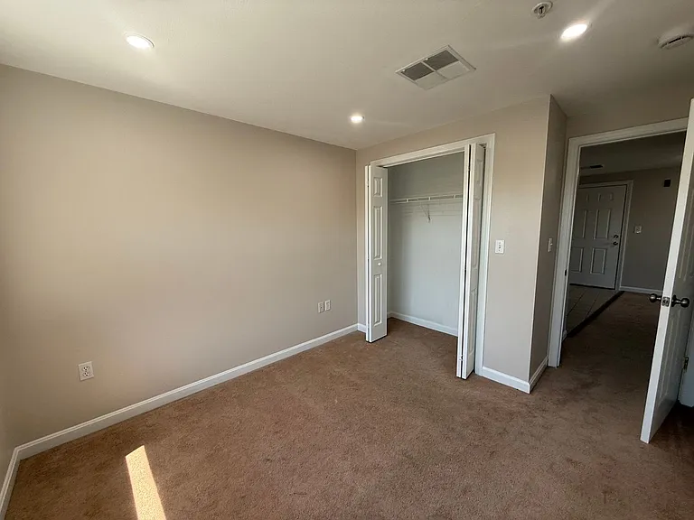 Pondsview Apartments — Photo 39