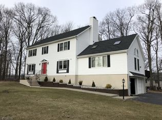 11 Crestwood Ct, Hackettstown, NJ 07840