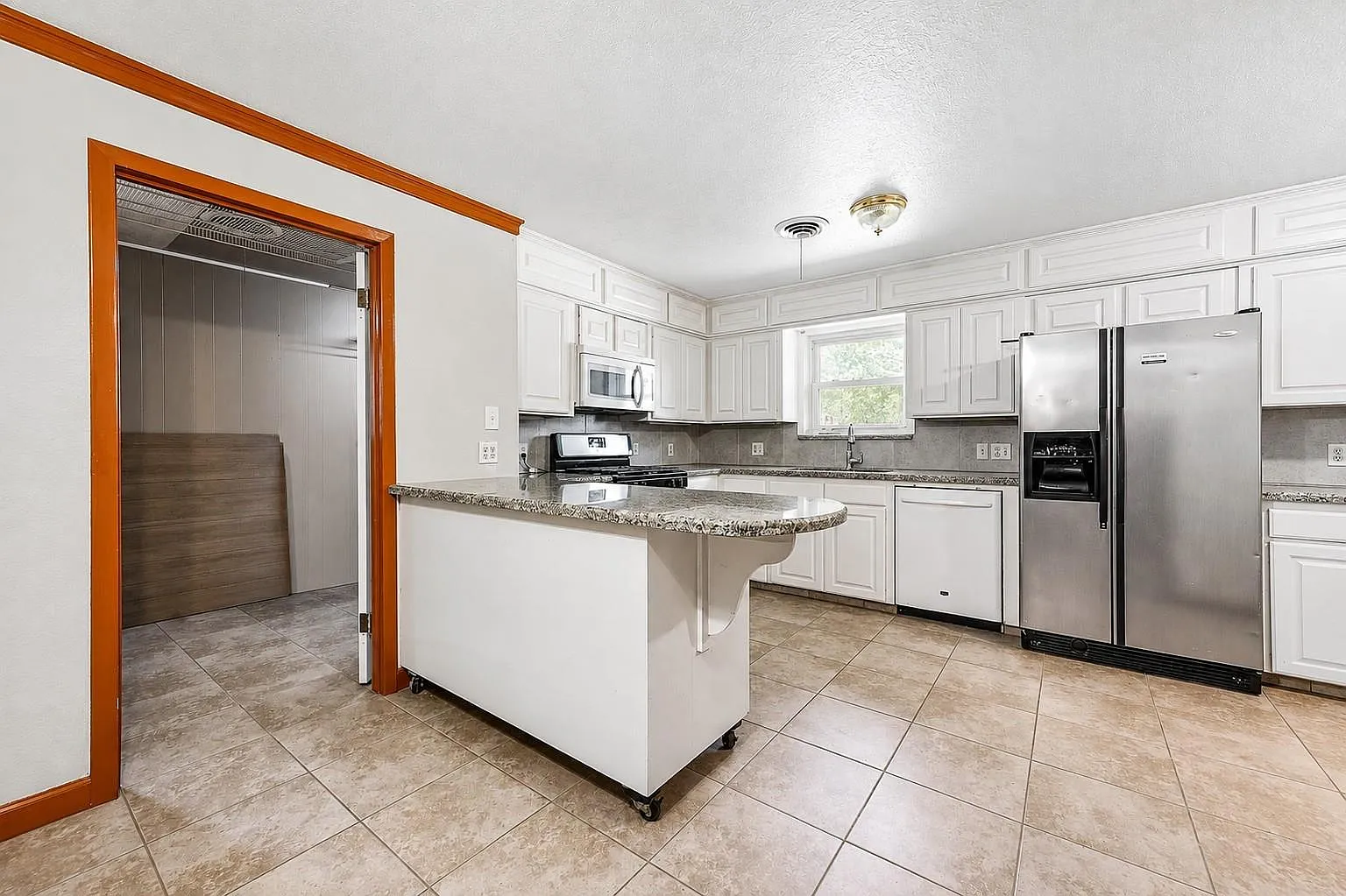 3 bed, 2.0 bath, 2768 sqft, $2,300 — Photo 2