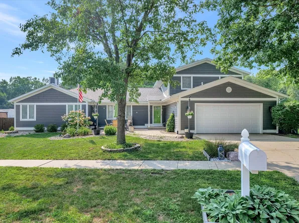 1201 Marietta Dr, Mahomet, IL 61853