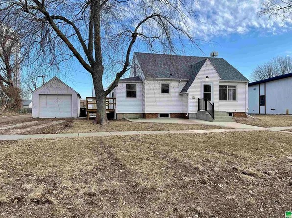 303 W 4th St, Storm Lake, IA 50588