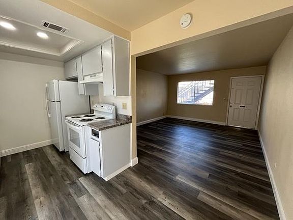 3rd image of 556 N Lincoln Ave APT 13
